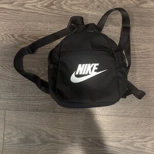 Nike Sportswear Futura 365
Women's Mini Backpack (6L) (LIKE NEW)